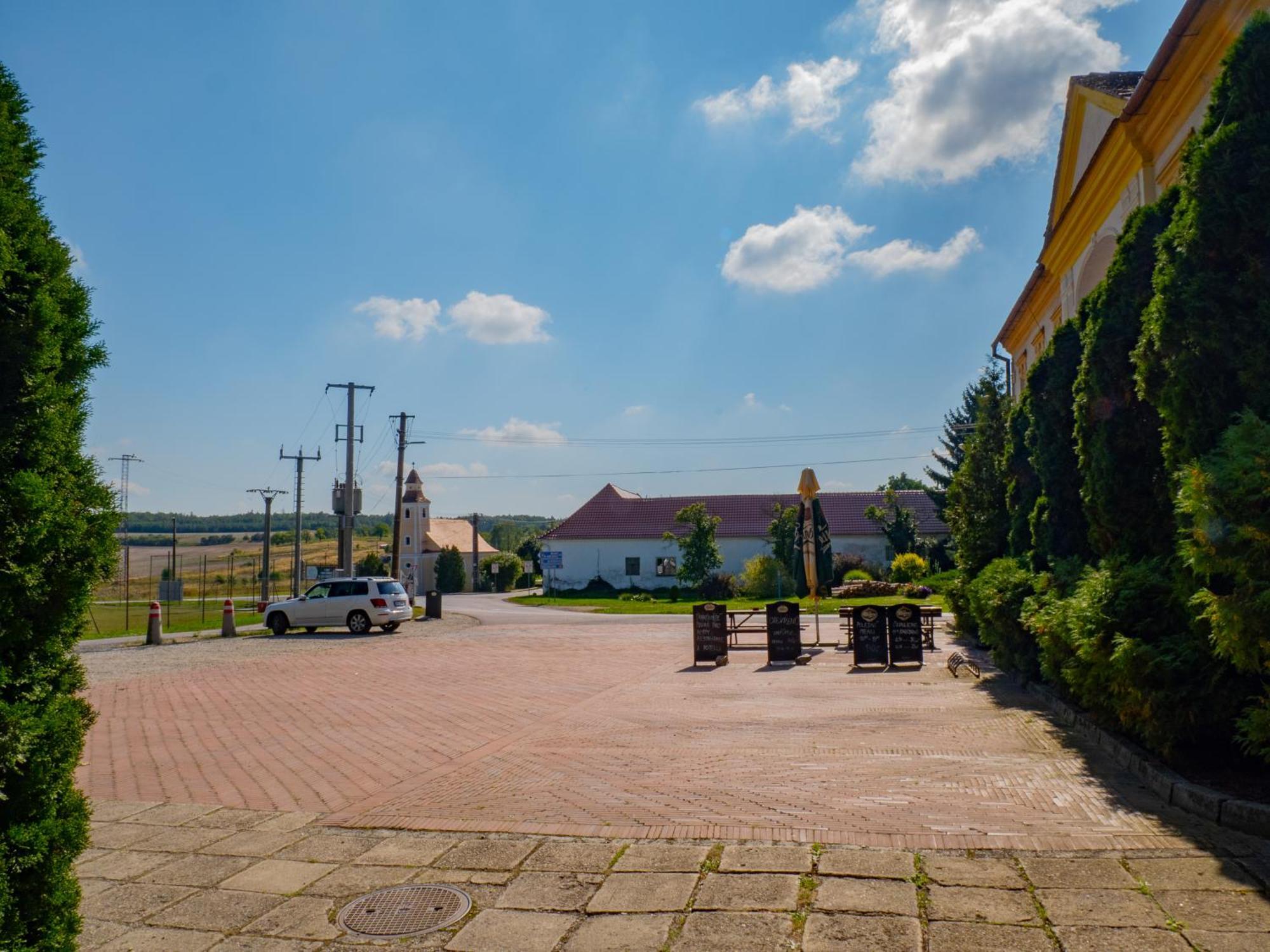 Hotel Club Vranovská Ves Esterno foto